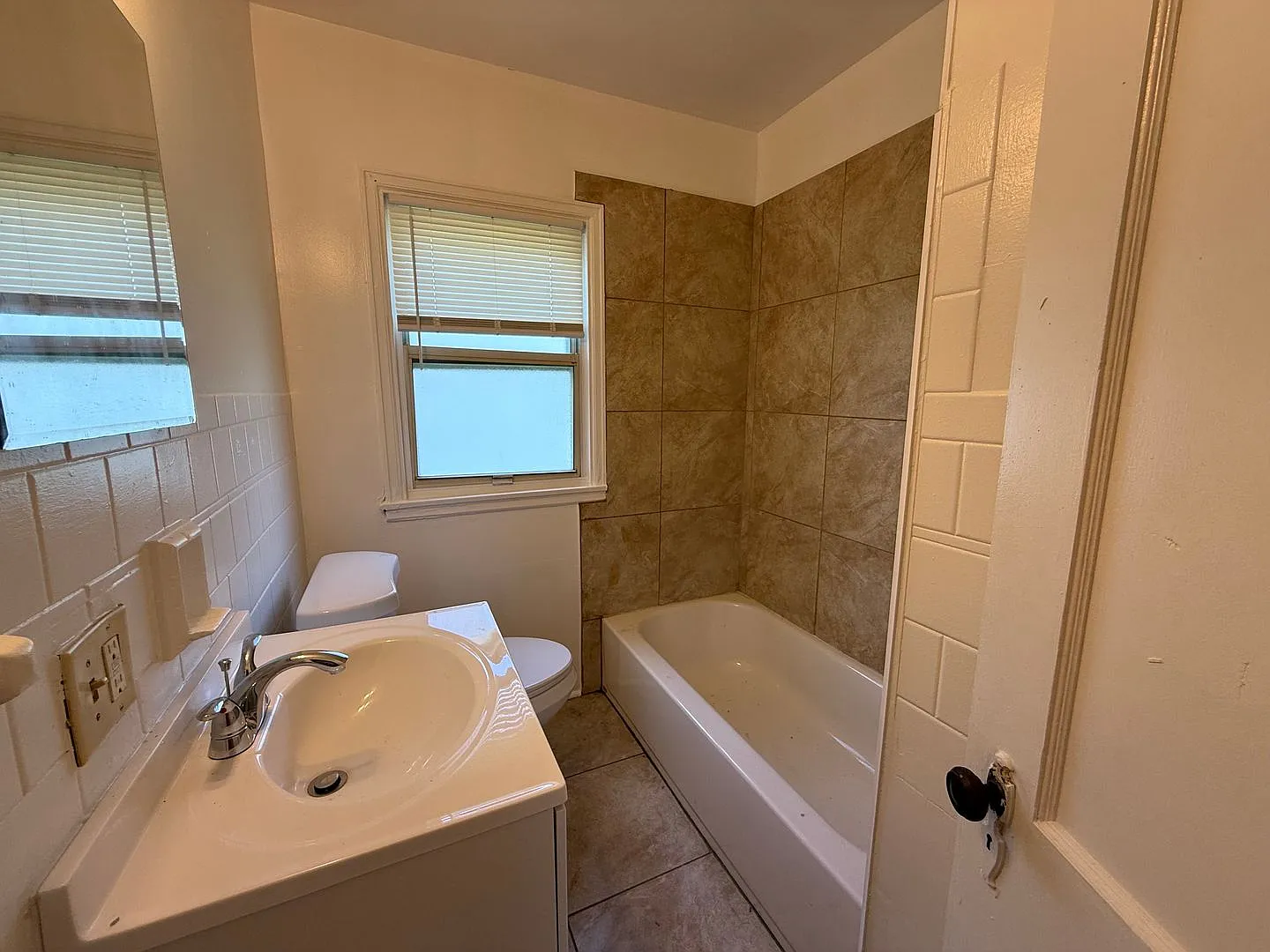 Refreshed 2 Bed, 1 Bath Home — Photo 4