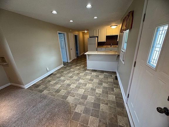 4th image of 402 E 4th St