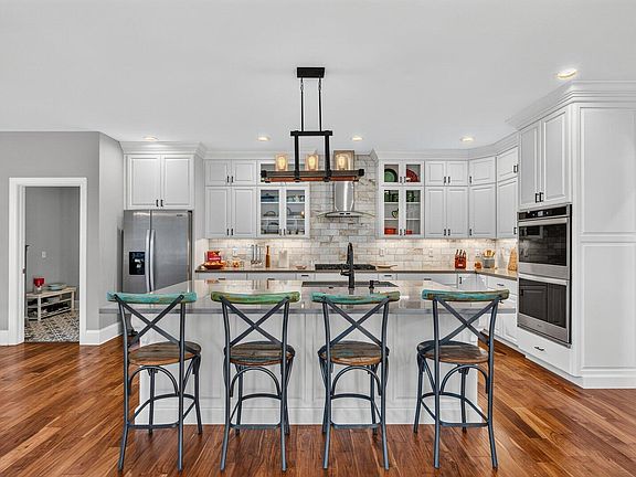 4th image of 946 Highgate Point