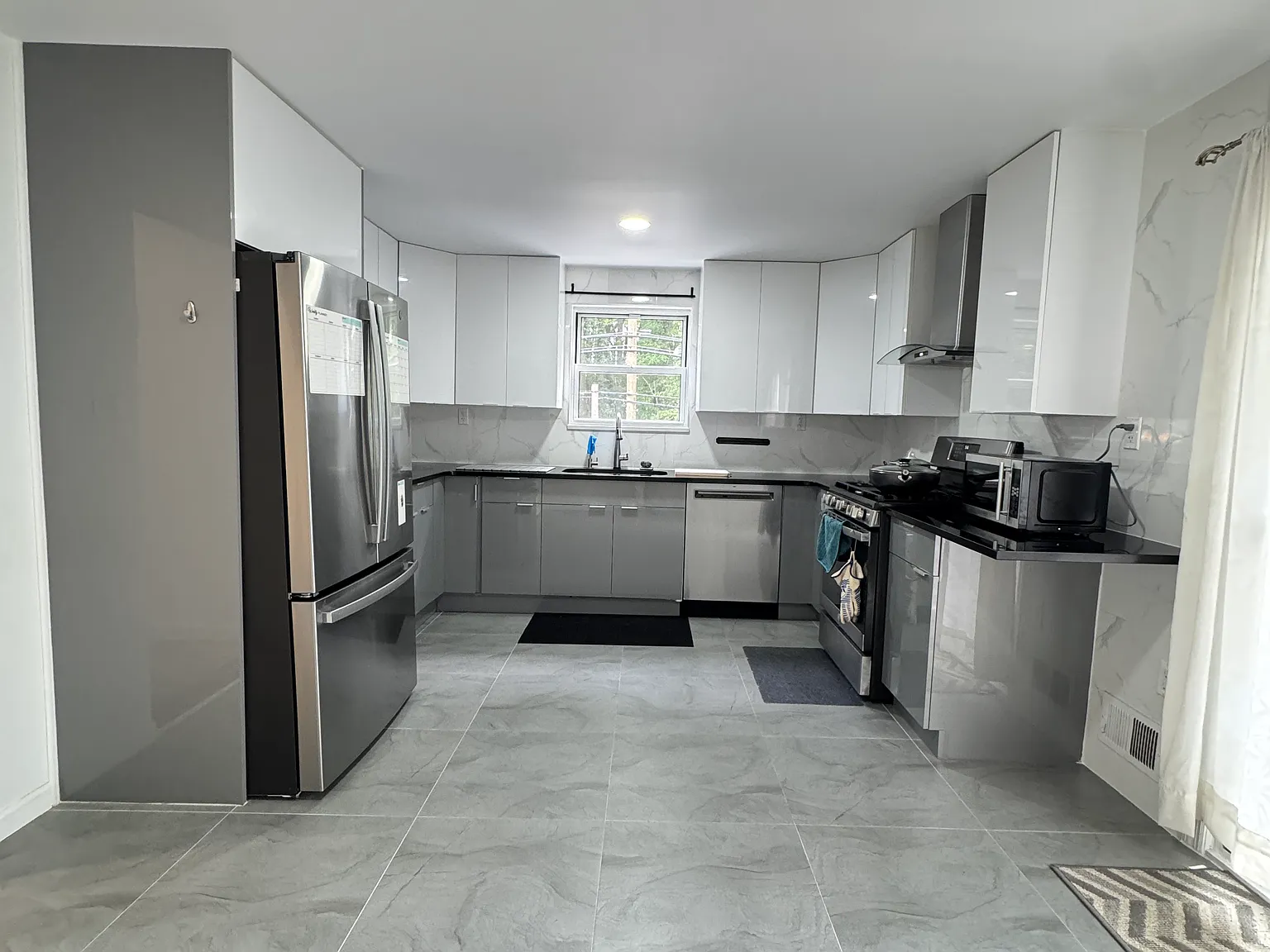 3 bed, 2.5 bath, 2000 sqft, $3,200 — Photo 2