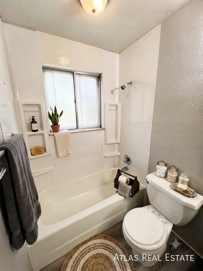Two Bedroom, Laundry & Storage On Site, Upstairs Unit! -Rent Concession — Photo 4