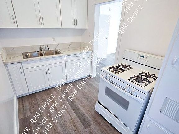 3rd image of 10624 S Figueroa St