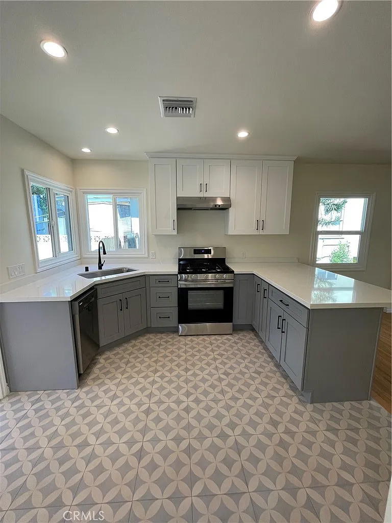 3 bed, 1000 sqft, $3,850 — Photo 2