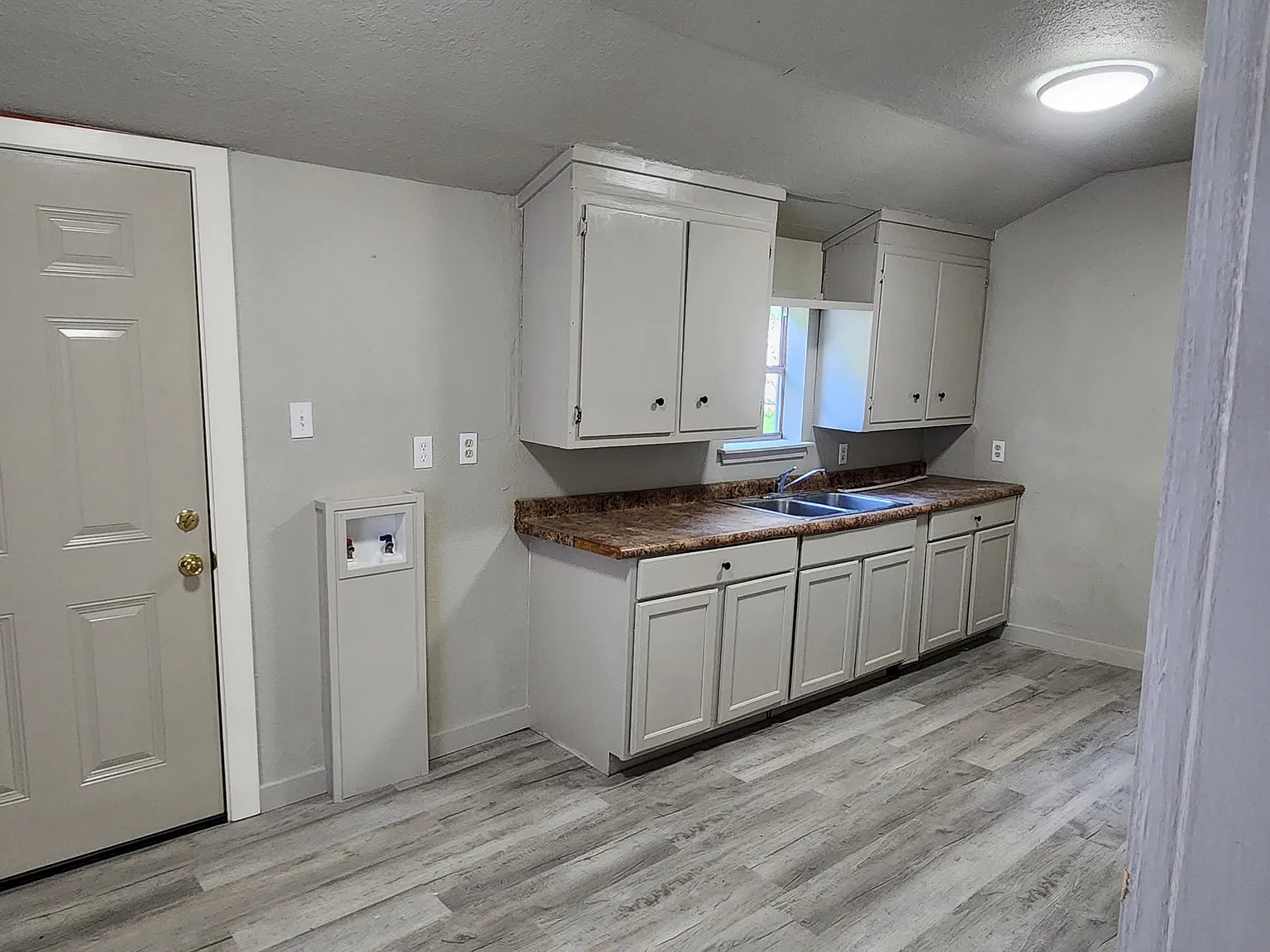 3 bed, 1070 sqft, $1,200 — Photo 2