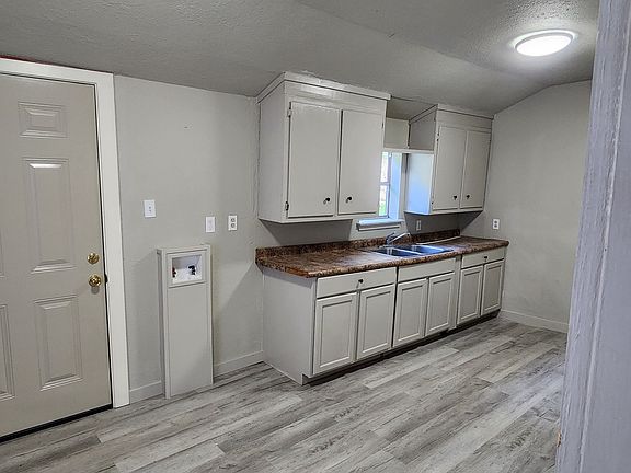 2nd image of 4246 Congress St