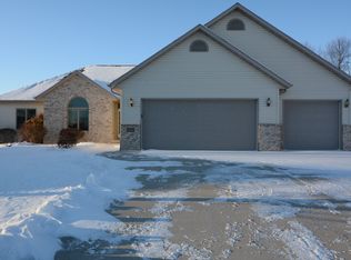 1262 Lake Bluff Ct, Cleveland, WI 53015