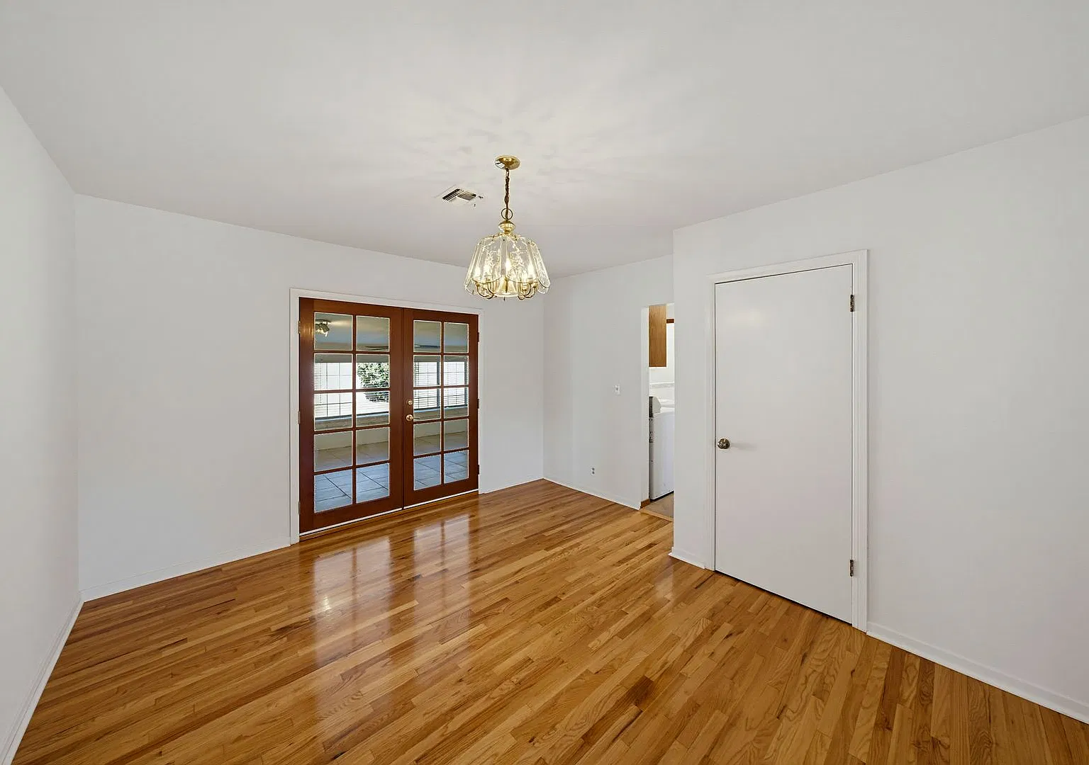 3 bedrooms 2 bathrooms + family area approximately 1559sqft — Photo 4