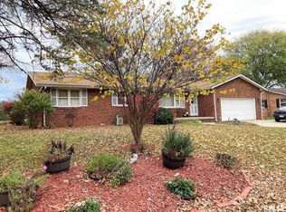 3 Holiday Ln, Riverton, IL 62561