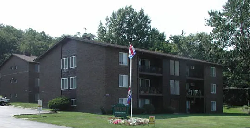 Aljer Manor Apartments — Photo 3