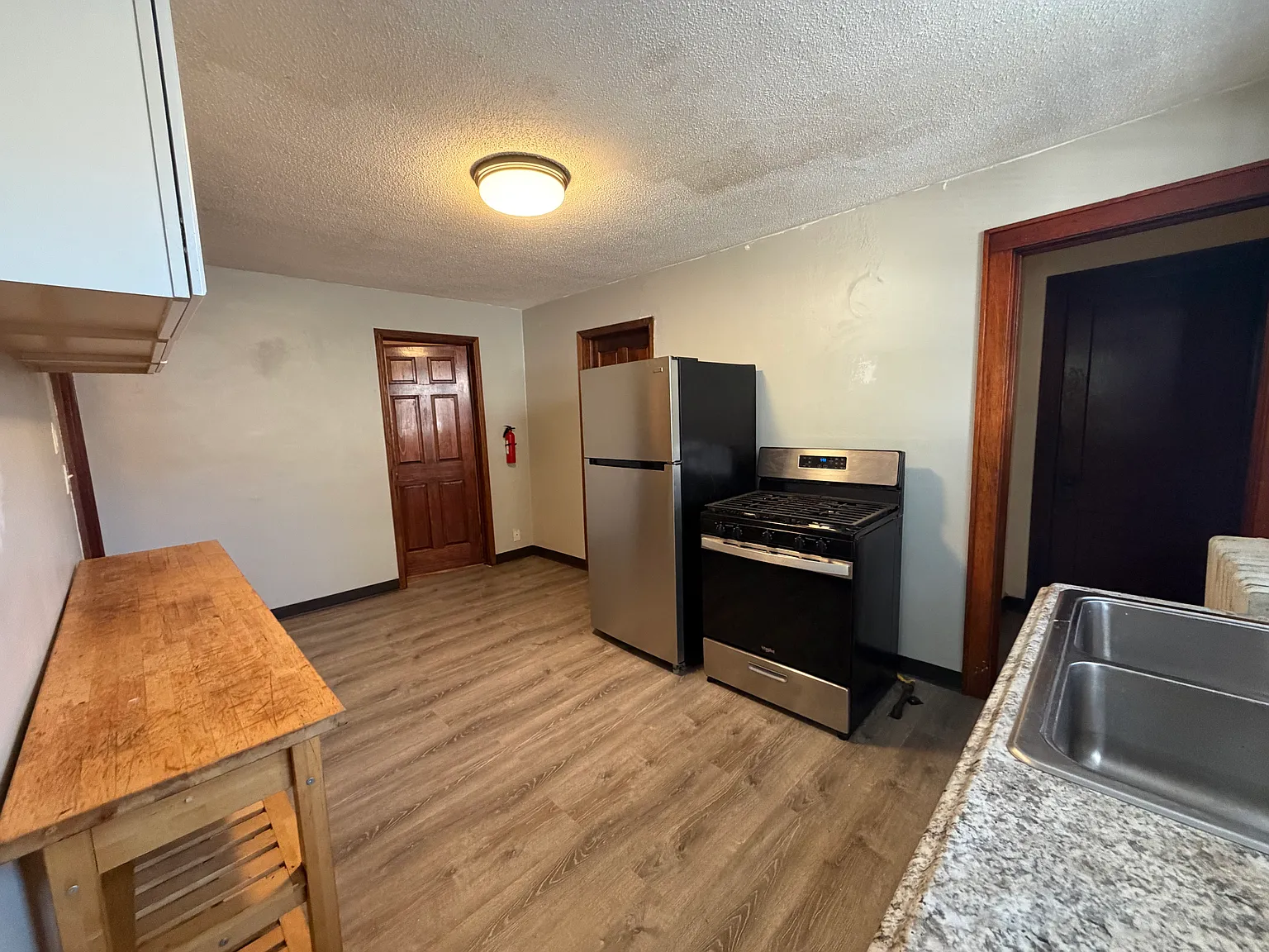 3 bed, 1053 sqft, $2,150 — Photo 3