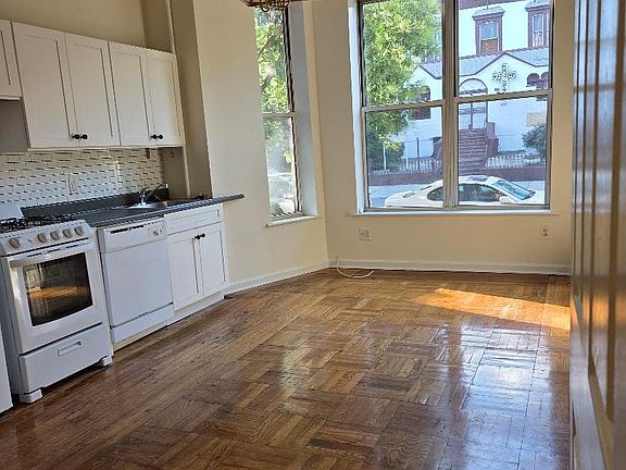 3rd image of 302 Quincy St APT 1A