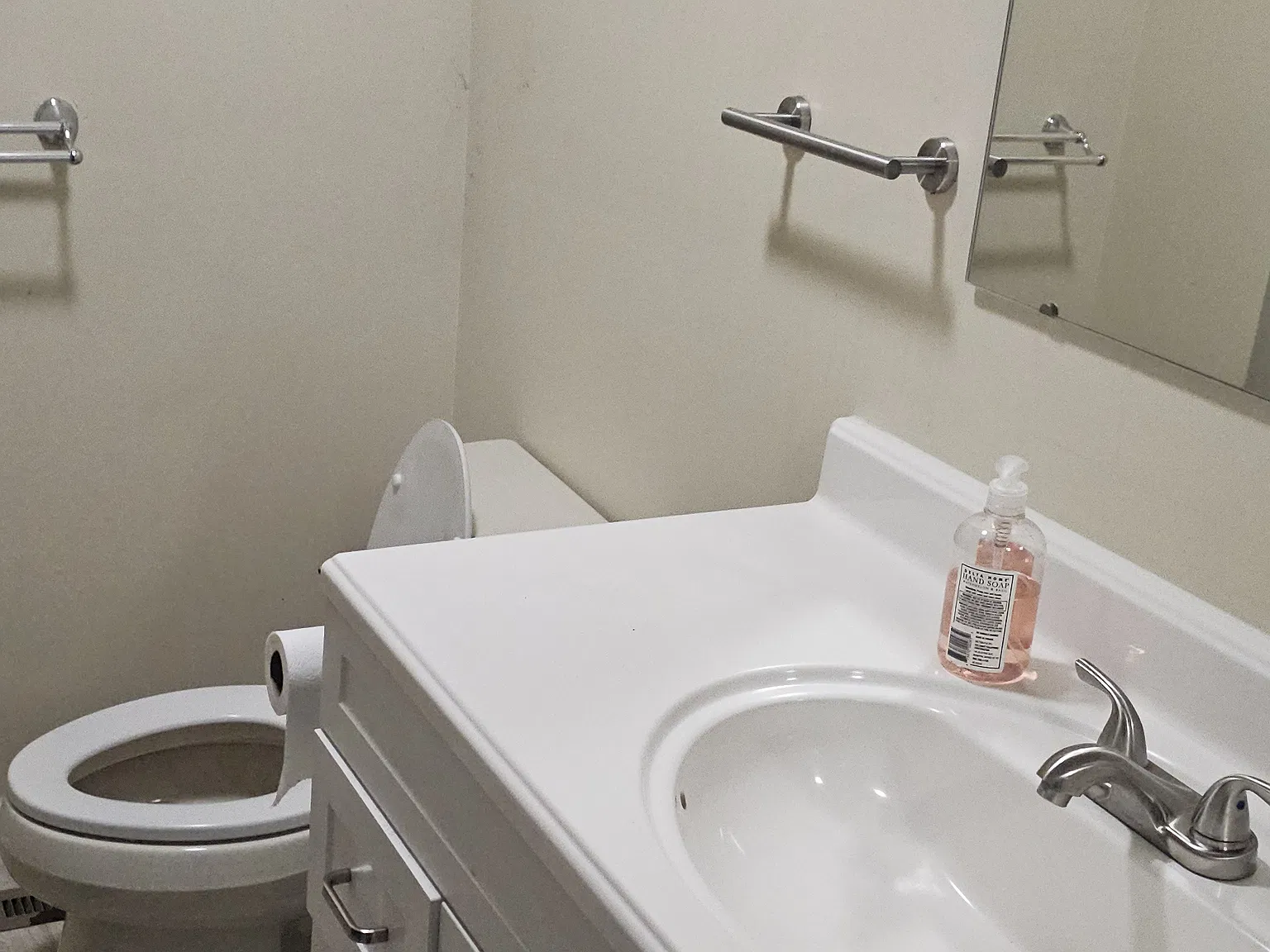 3 bed, 2200 sqft, $2,550 — Photo 2