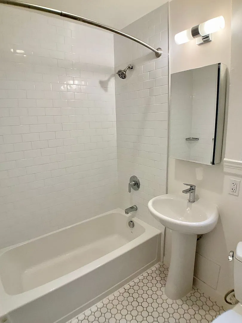Updated Top Floor 1br. Dishwasher! In-Unit Laundry! — Photo 4