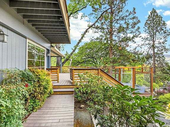 2nd image of 301 Hillcrest St