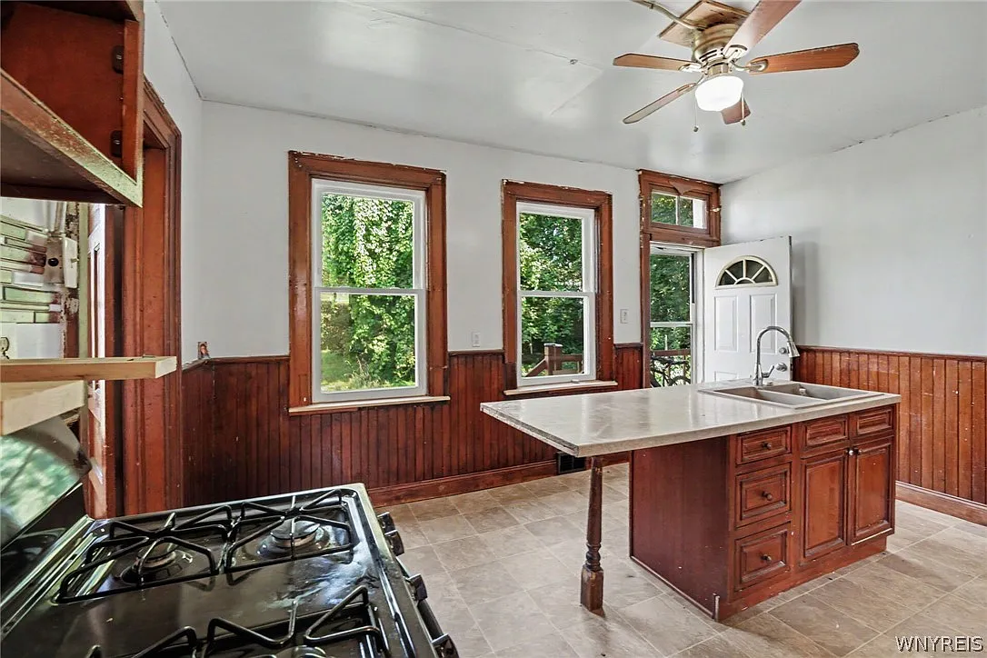 6 bed, 2.0 bath, 2576 sqft, $1,100 — Photo 3