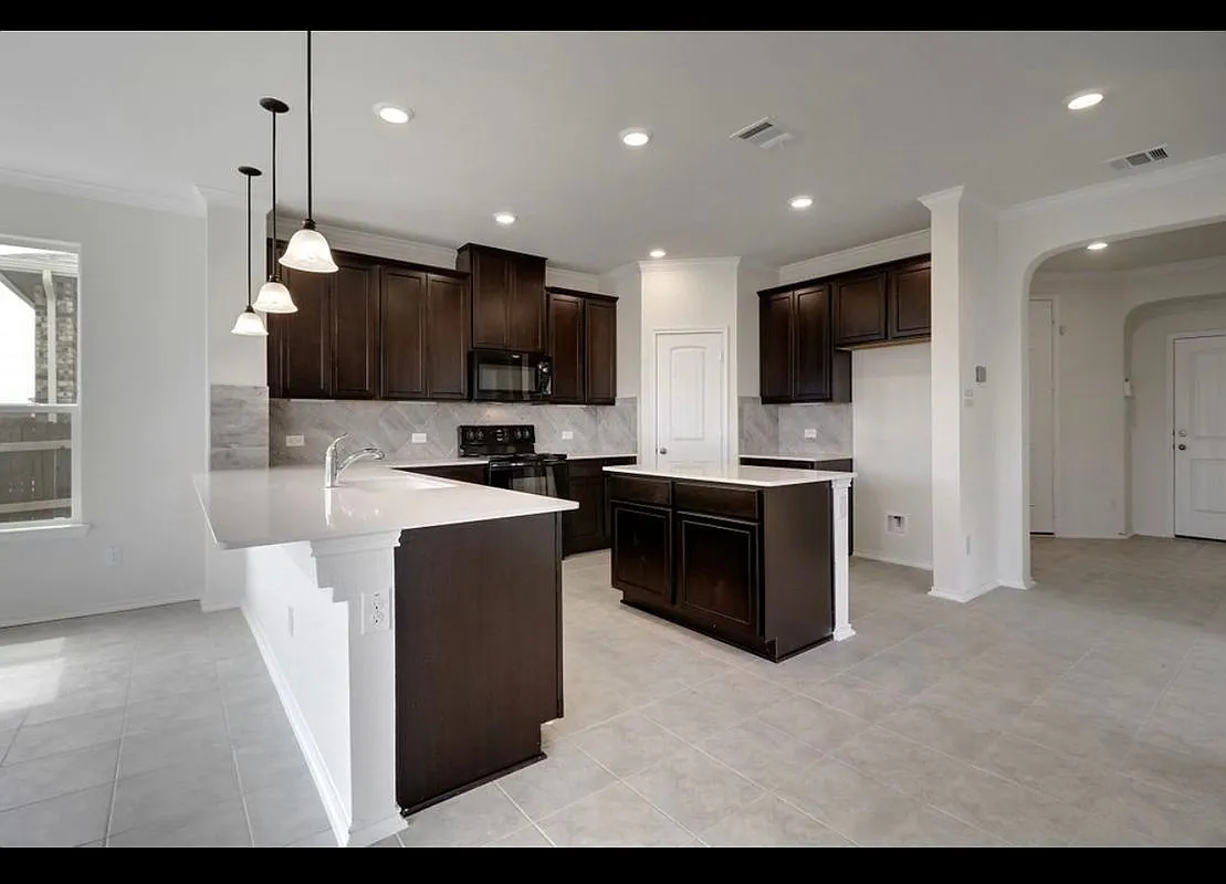 3 bed, 2.5 bath, 2411 sqft, $2,350 — Photo 3