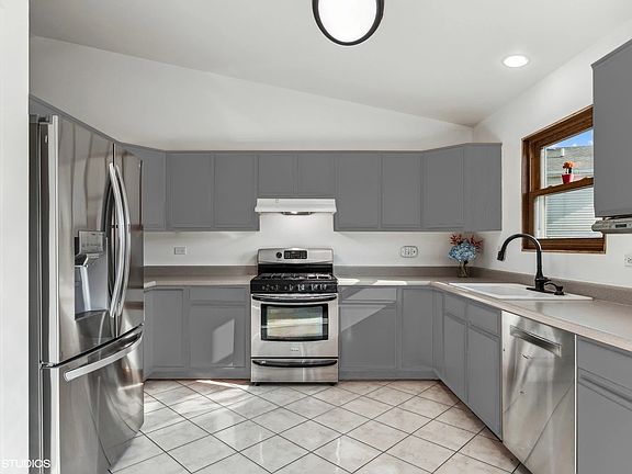 4th image of 3180 Montrose Dr