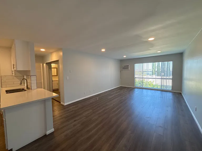 1635 North Martel Avenue — Photo 24