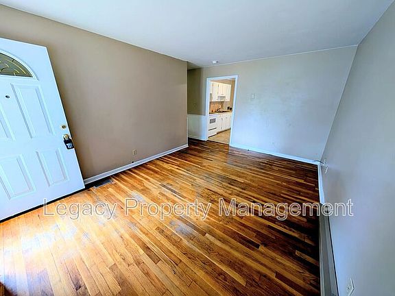3rd image of 2202 Maywood St