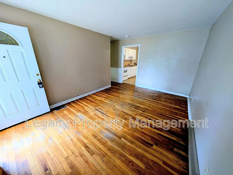 2202 Maywood St — Photo 3