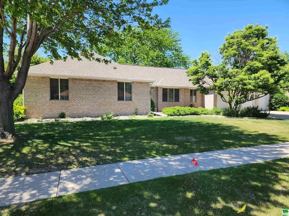 605 S Ridge Dr, South Sioux City, NE 68776