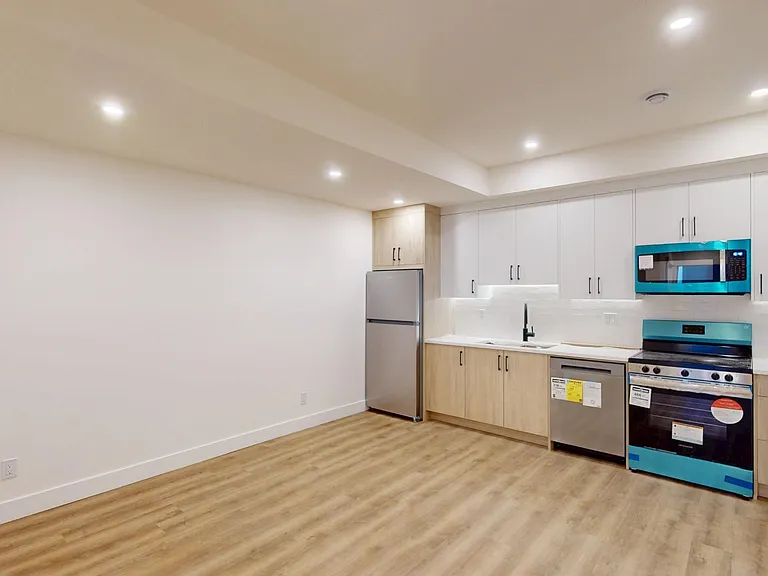 2202R 35th St SW — Photo 2