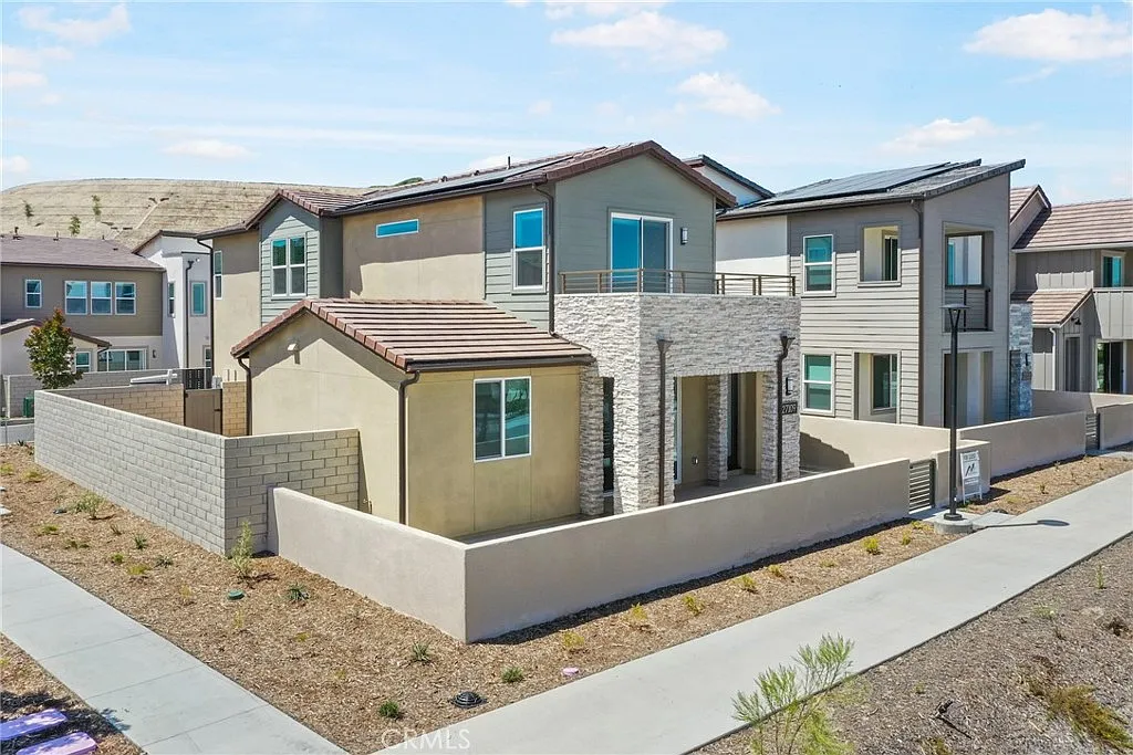 4 bed, 2.5 bath, 2092 sqft, $5,200 — Photo 3