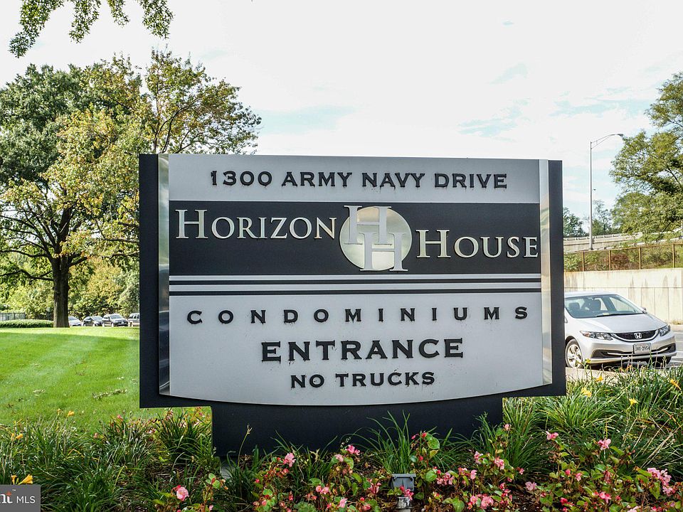 1st image of 1300 Army Navy Dr APT 1015