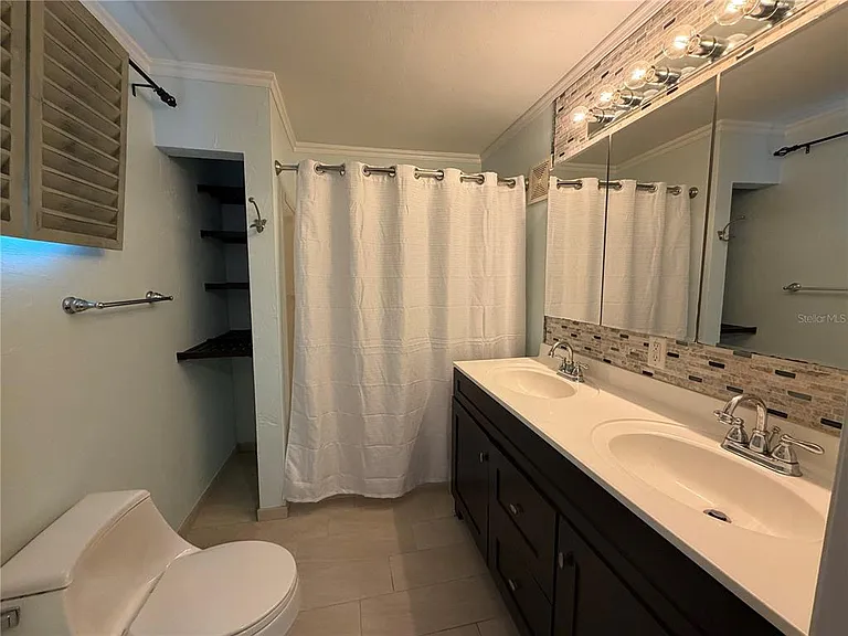 701 SW 28th St — Photo 5