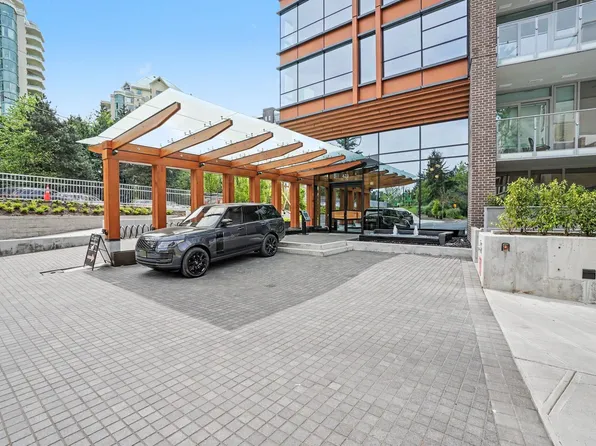 423 6th St #414, West Vancouver, BC V7T 0A1