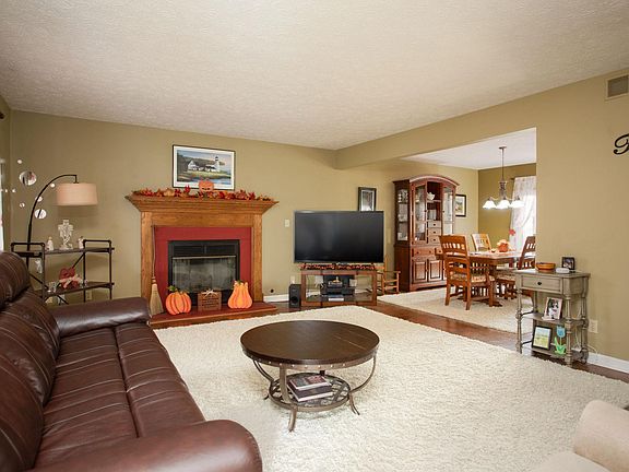 3rd image of 909 Southport Dr