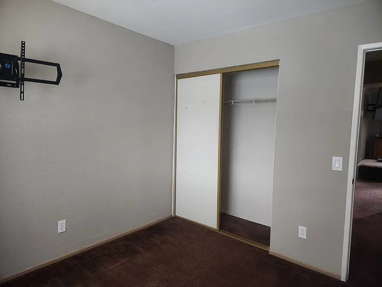 1416 Greenwich Dr — Photo 3