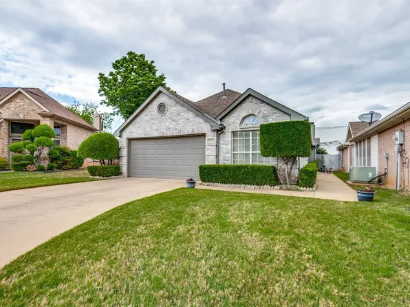 2205 Wembley Wood Ln, Bedford, TX 76022