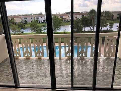 3rd image of 800 NE 195th St APT 305