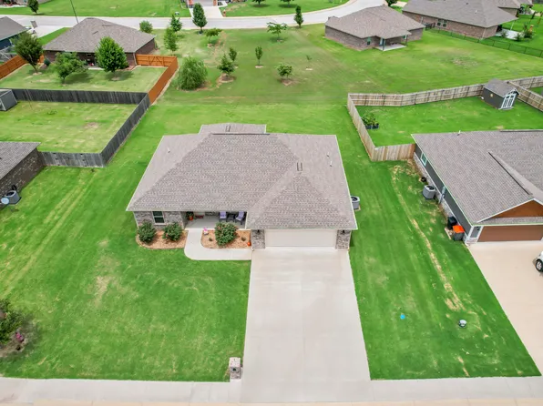 1024 Village Dr, Grove, OK 74344
