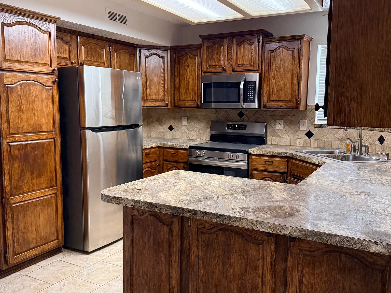 4 bed, 2.5 bath, 2015 sqft, $2,400 — Photo 3