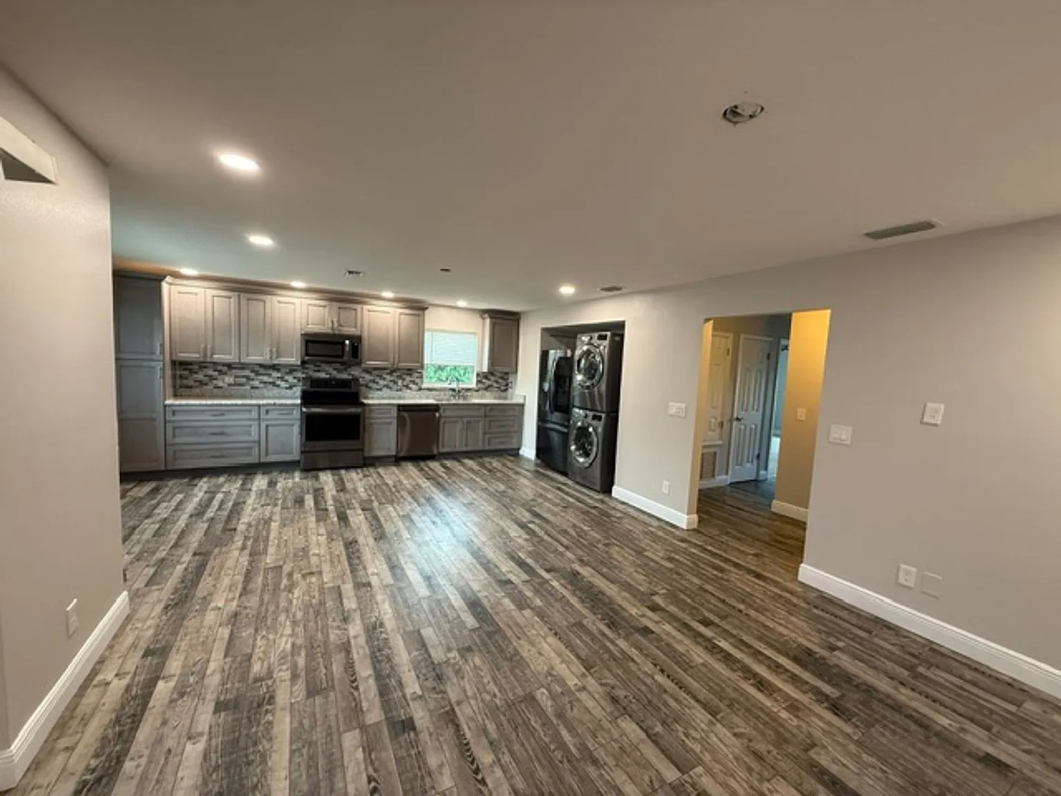Perfectly remodeled 2-bedroom 2 bath condo located in South Daytona! — Photo 2