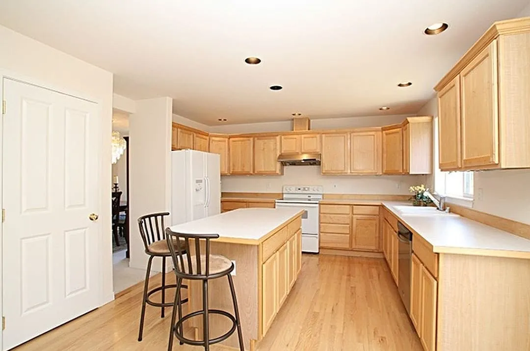 4 bed, 2.5 bath, 2210 sqft, $3,990 — Photo 3