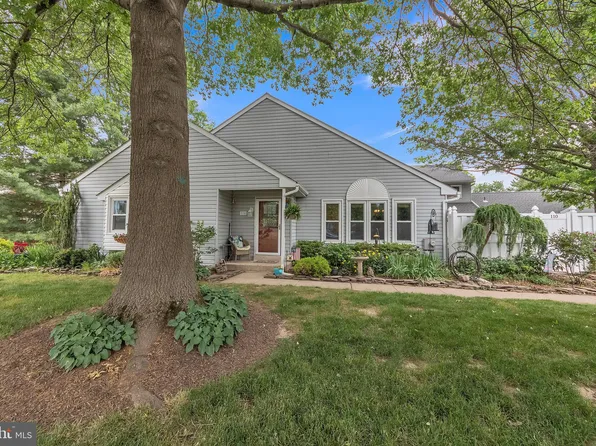 110 Solway Cir, Chalfont, PA 18914