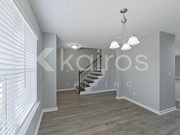 4th image of 19 Red Oak Dr