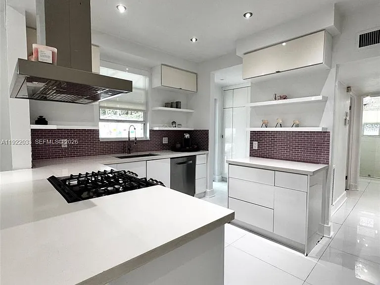 3470 Sheridan Ave — Photo 10