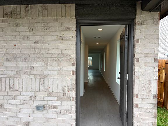3rd image of 3020 Huntersville Dr