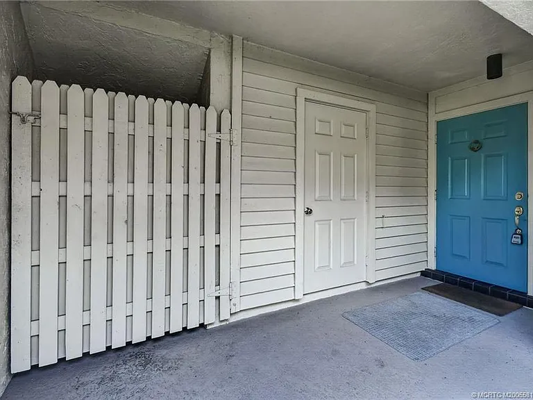 5152 SE Club Way #104 — Photo 4