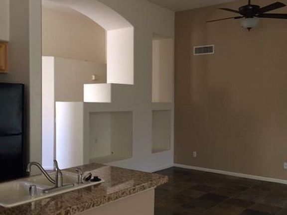 5th image of 682 W Raven Dr