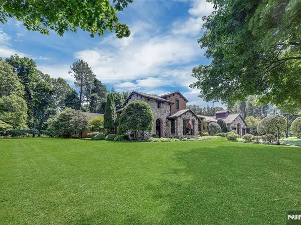 900 Laurie Ln, Franklin Lakes, NJ 07417