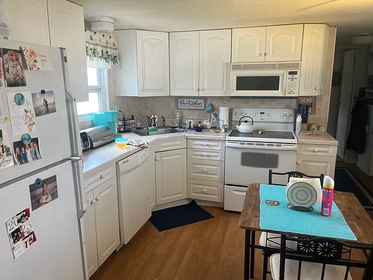 110 Amber Ave — Photo 2
