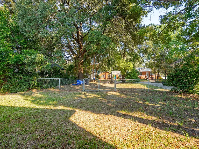 1007 Bethany St — Photo 15