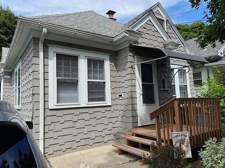 225 N Foster Ave — Photo 1