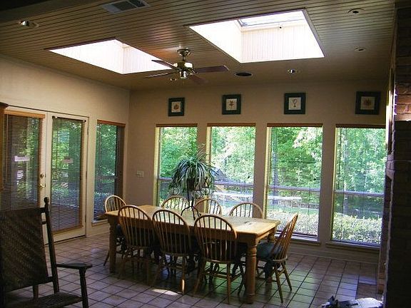 4th image of 305 Carriage Dr