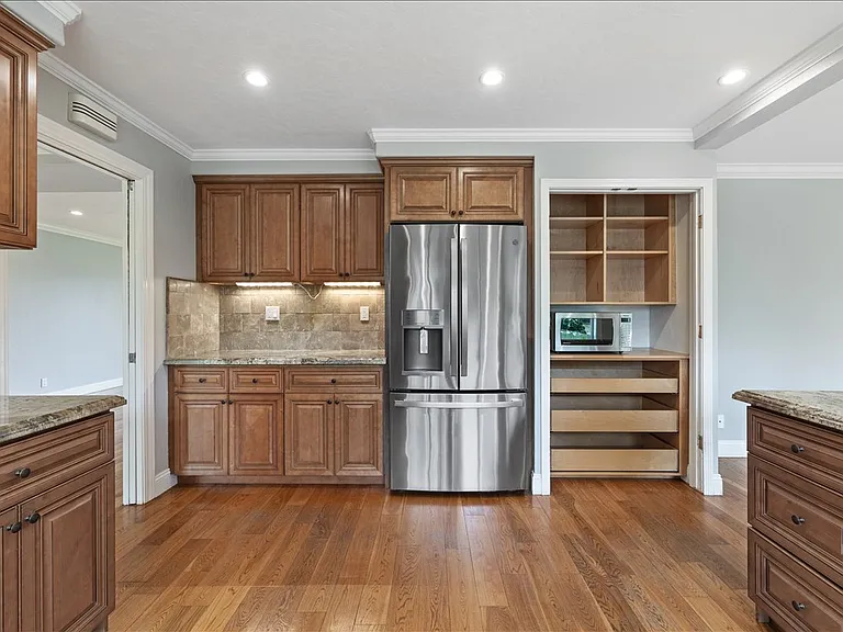 2740 Saint James Rd — Photo 11